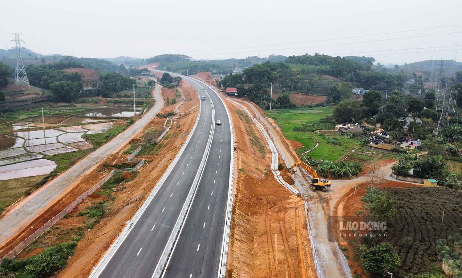 Cao tốc Tuyên Quang - Phú Thọ với chiều dài hơn 40km, tổng mức đầu tư 3.753 tỉ đồng chính thức được khánh thành thông xe vào ngày 24.12.2023. Đến nay sau 1 tháng đi vào khai thác, các nhà thầu vẫn đang tiếp tục thi công hoàn thiện những hạng mục còn dang dở.