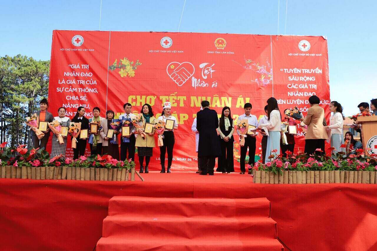 Để làm nên Hội chợ này, Trung ương Hội Chữ Thập đỏ Việt Nam đã hỗ trợ tỉnh Lâm Đồng 100 triệu đồng. Ảnh: Bảo Hoà