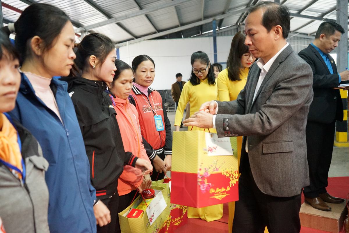 Chủ tịch LĐLĐ tỉnh Thanh Hóa Võ Mạnh Sơn trao quà cho đoàn viên, người lao động khó khăn. Ảnh: Quách Du