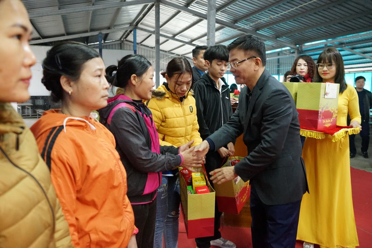 Bộ trưởng Bộ Tư pháp Lê Thành Long trao quà cho công nhân lao động khó khăn. Ảnh: Quách Du