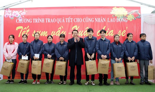 Phó Trưởng ban Dân nguyện, Ủy ban Thường vụ Quốc hội Hồ Anh Công trao quà Tết cho công nhân tại huyện Hưng Hà, tỉnh Thái Bình. Ảnh: Nam Hồng