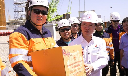 Chủ tịch nước Võ Văn Thưởng trao quà cho công nhân dầu khí tại bãi chế tạo PTSC. Ảnh: Thành An