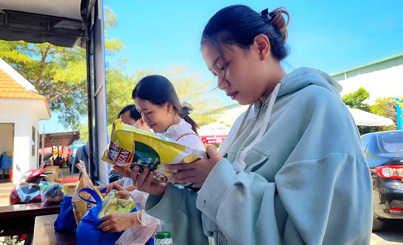 Người lao động vui mừng khi được mua các nhu yếu phẩm với giá 0 đồng tại “Chợ Tết Công đoàn năm 2024“. Ảnh: Hoàng Lộc