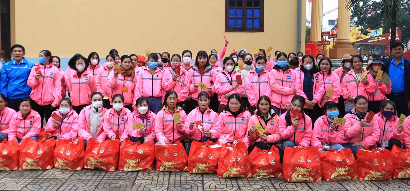 Chị Cao Thị Liên – Công nhân may tại huyện Diễn Châu cảm ơn sự quan tâm của Đảng, Nhà nước và doanh nghiệp, nhà tài trợ đã hỗ trợ công nhân khó khăn vơi bớt lo lắng về chi phí nhu yếu phẩm những ngày tết.