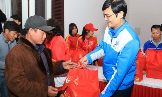 Chương trình "Tết sẻ chia, năm rồng khởi sắc" trao 350 phần quà đến tay công nhân, ngư dân khó khăn tỉnh Nghệ An. Ảnh: Quang Đại