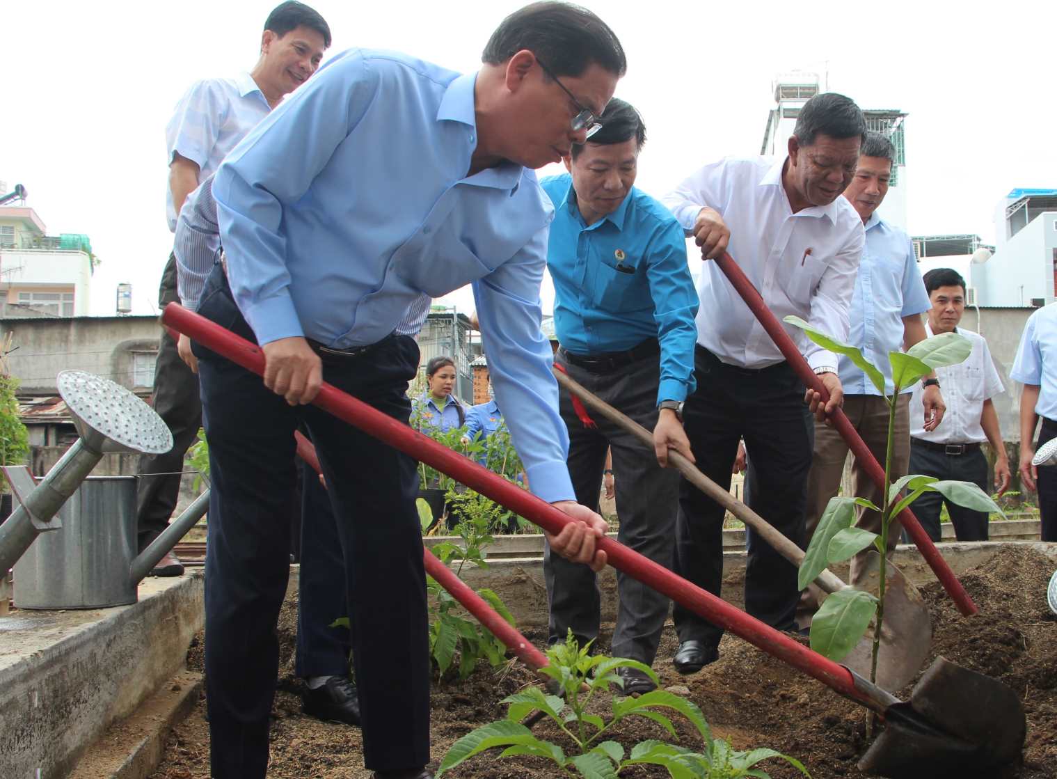 Ông Nguyễn Tấn Tuân - Chủ tịch UBND tỉnh Khánh Hoà cùng lãnh đạo ngành Đường sắt trồng cây hưởng ứng phong trào “Đường tàu - Đường hoa” năm 2024. Ảnh: Phương Linh