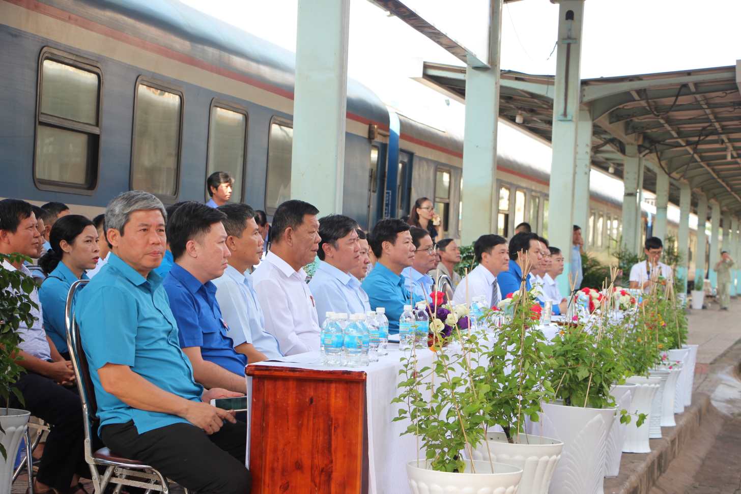 Ngành Đường sắt phối hợp với tỉnh Khánh Hòa phát động trồng cây, hoa tại ga Nha Trang.Ảnh: Phương Linh