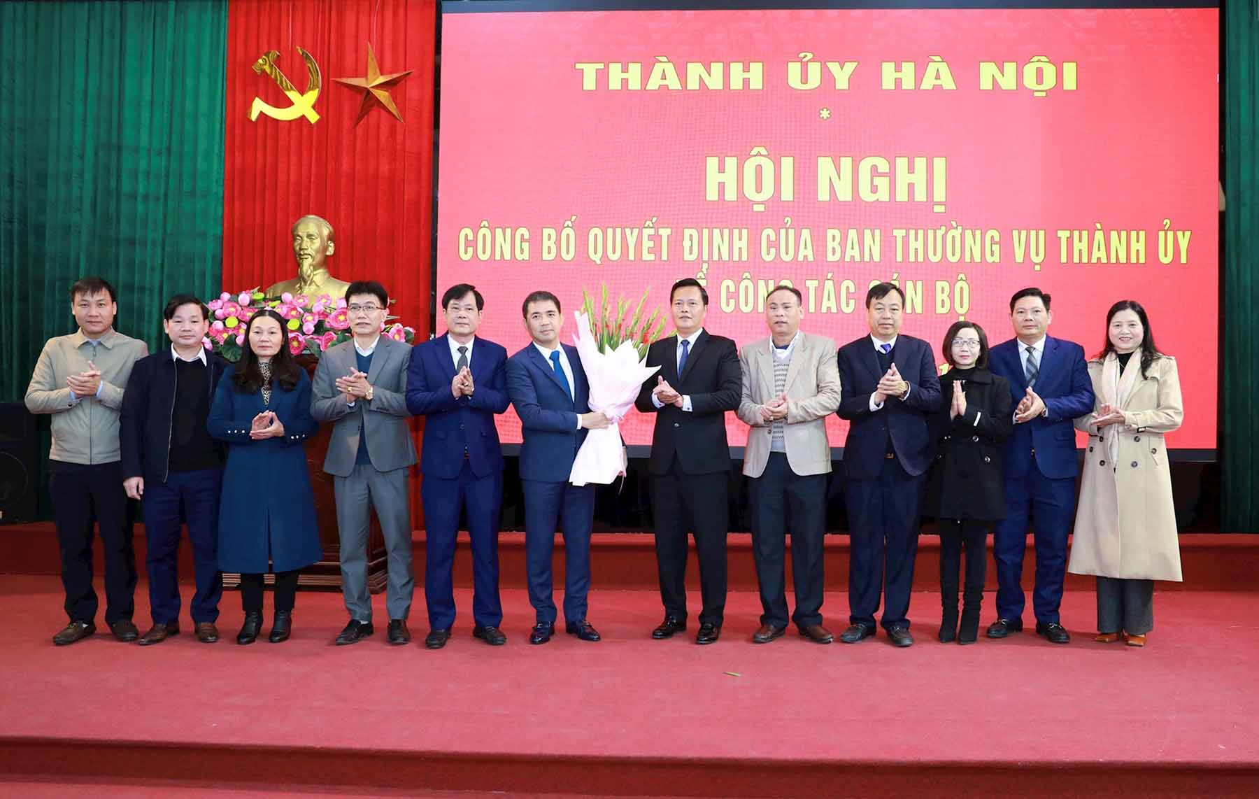Tập thể lãnh đạo huyện Đan Phượng chúc mừng ông Nguyễn Văn Đức. Ảnh: Quang Thái