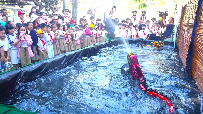 Nghệ thuật múa rối nước tại chương trình "Sắc xuân miệt vườn" ở Cần Thơ hấp dẫn khách tham quan. Ảnh: Yến Phương