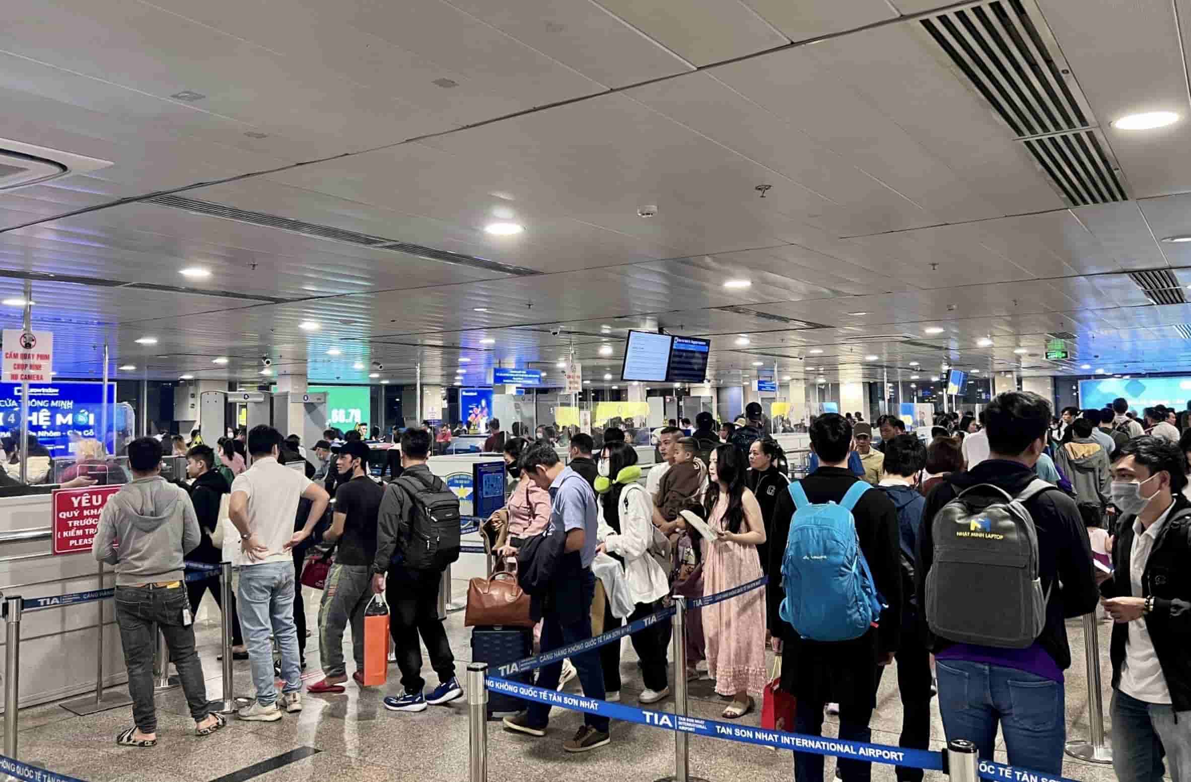 Trong ngày hôm nay 26.1, sân bay Tân Sơn Nhất dự kiến có 711 chuyến bay đi và đến ở cả quốc nội và quốc tế. Ảnh: Khánh Linh