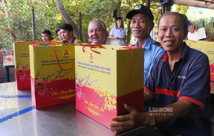 Công nhân, người lao động ở Long An nhận quà Tết từ Phó Chủ tịch Tổng LĐLĐ Việt Nam Thái Thu Xương. Ảnh: Thành Nhân