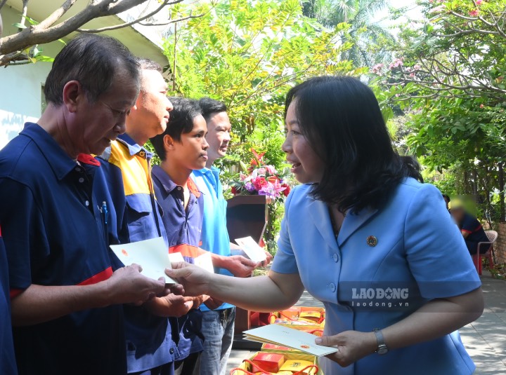 Phó Chủ tịch Tổng LĐLĐ Việt Nam Thái Thu Xương trao quà cho công nhân lao động có hoàn cảnh khó khăn. Ảnh: Thành Nhân