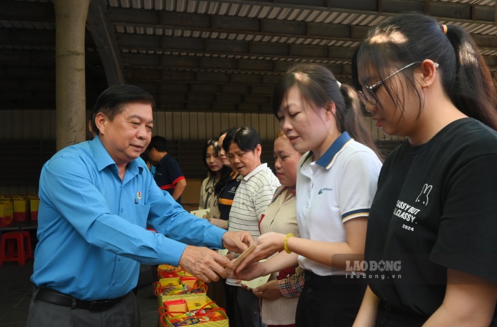 Ông Nguyễn Văn Quí - Chủ tịch LĐLĐ tỉnh Long An trao quà cho công nhân lao động có hoàn cảnh khó khăn. Ảnh: Thành Nhân