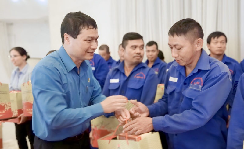 Chủ tịch Công đoàn Xây dựng Việt Nam Nguyễn Thanh Tùng tặng quà người lao động  Công ty Dịch vụ KCN IDICO. Ảnh: Tùng Nguyễn 