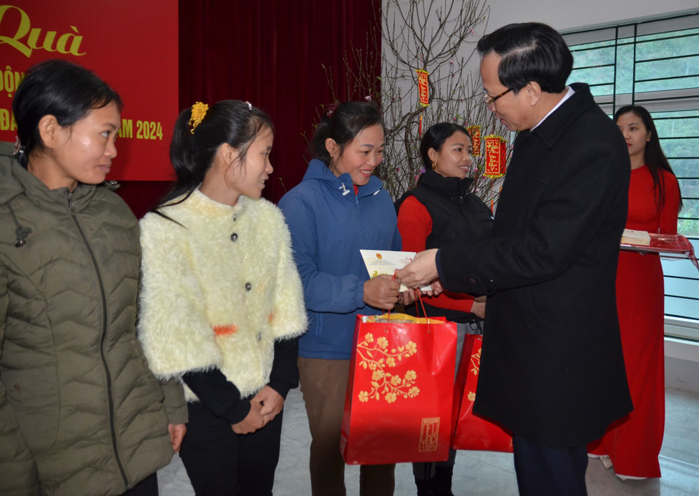 Trao quà Tết cho người lao động và hộ nghèo ở huyện Yên Bình, tỉnh Yên Bái. Ảnh: Văn Tân