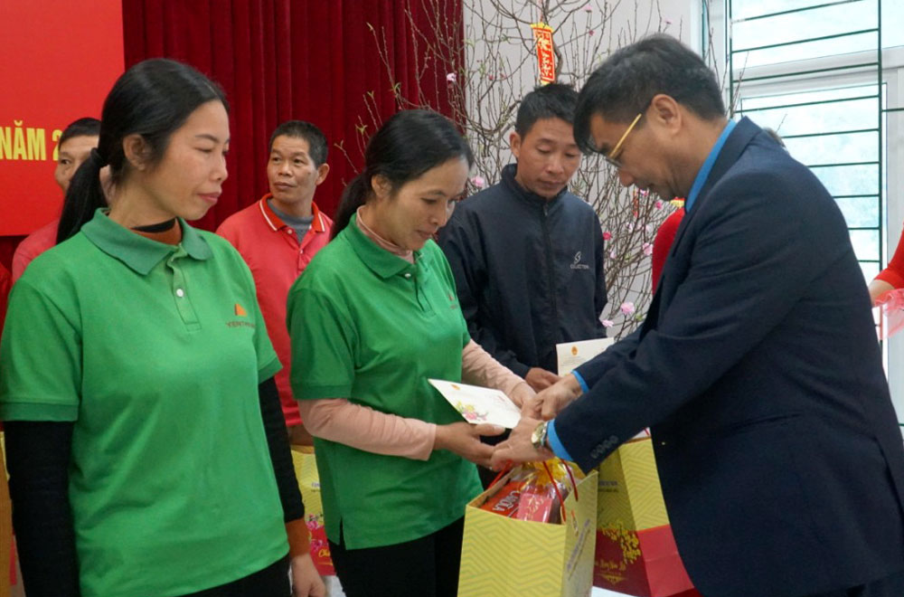 Chủ tịch Liên đoàn lao động tỉnh Yên Bái Nguyễn Chương Phát trao quà cho các công nhân nghèo.