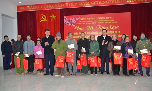 Bộ trưởng Bộ Lao động - Thương Binh và Xã hội và Chủ tịch UBND tỉnh Yên Bái tặng quà Tết cho người nghèo. Ảnh: Văn Tân