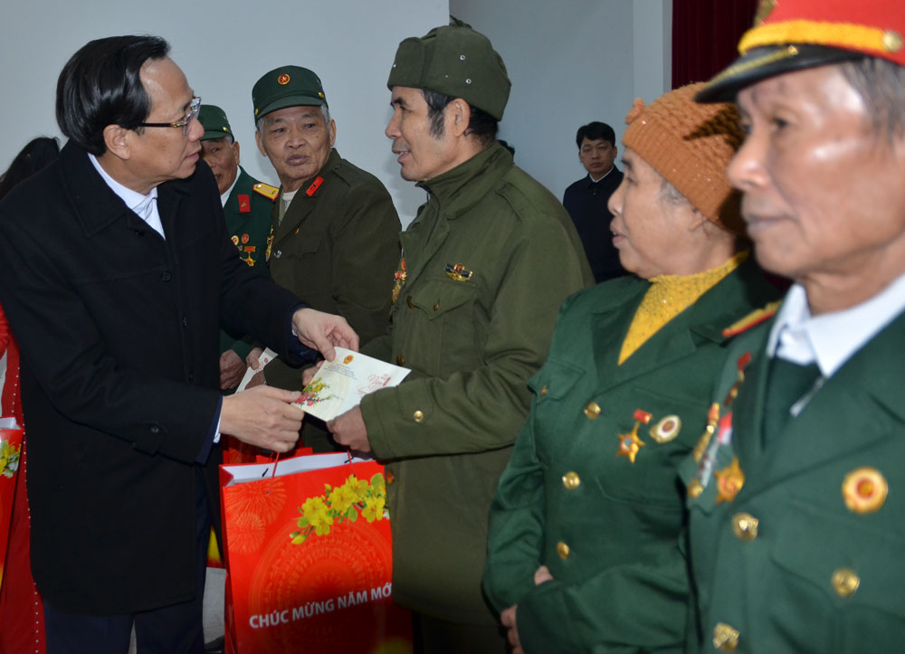 Bộ trưởng Bộ Lao động - Thương binh và Xã hội Đào Ngọc Dung hỏi thăm người có công 3 xã Bảo Ái, Cảm Ân, Tân Nguyên.