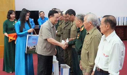 Chủ tịch Quốc hội Vương Đình Huệ tặng quà cho người có công với cách mạng, gia đình chính sách. Ảnh: Thanh Tuấn 