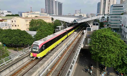 Tàu tuyến Metro Nhổn - ga Hà Nội chạy thử nghiệm trên đường ray hồi giữa tháng 12.2023. Ảnh: Hữu Chánh