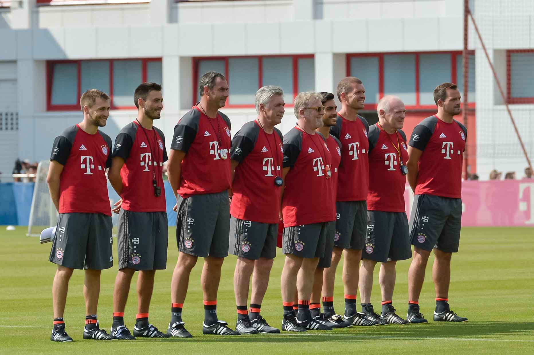 Giovanni Mauri (đứng bên phải Ancelotti) khi cả hai còn làm việc dưới màu áo Bayern Munich. Ảnh: AFP