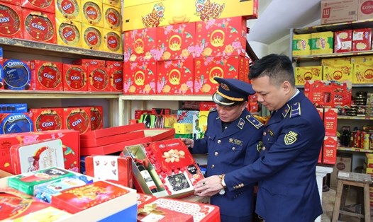 Lực lượng quản lý thị trường tiến hành kiểm tra hàng hóa tại thành phố Bắc Ninh. Ảnh: Cơ quan chức năng cung cấp

