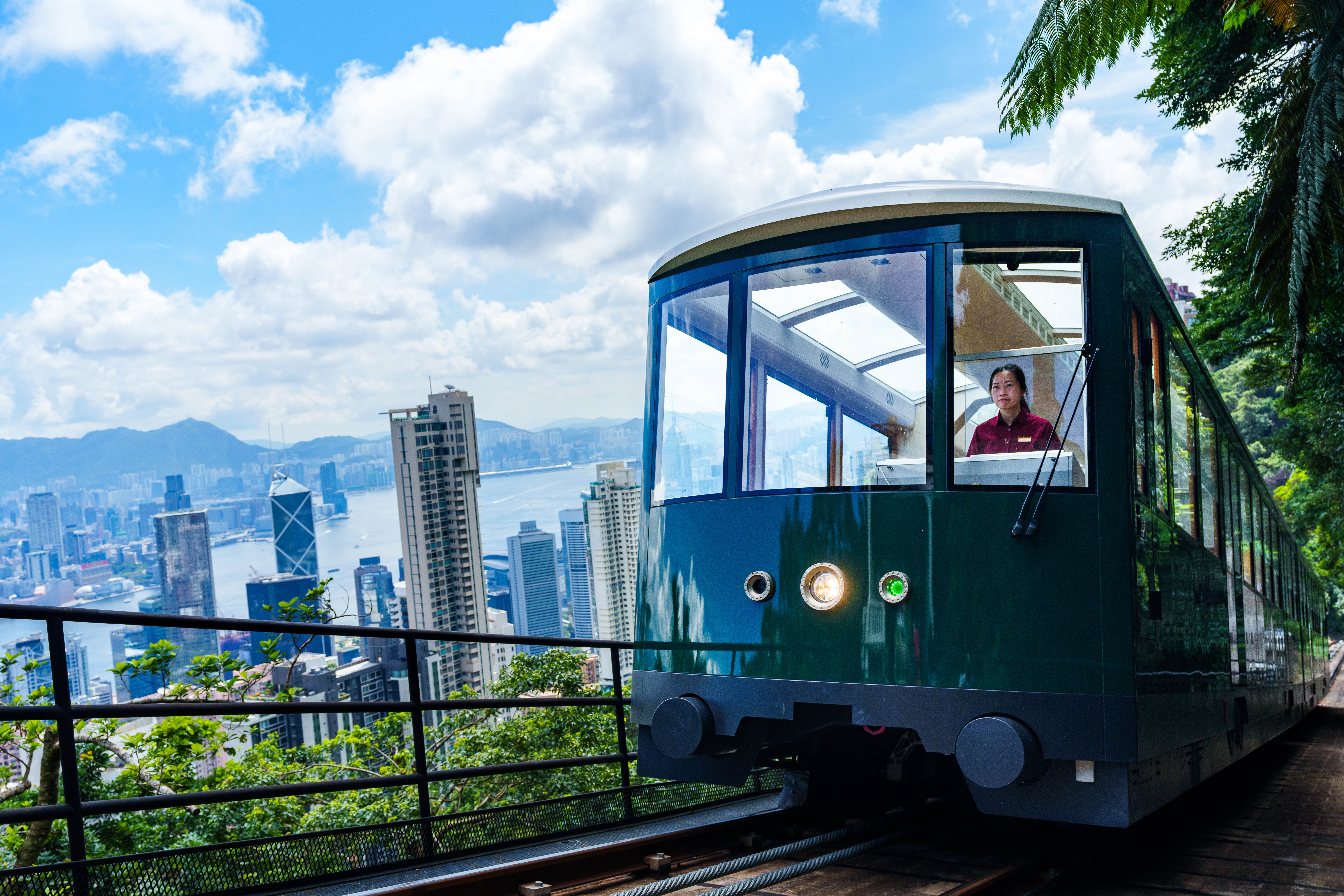 Nếu không muốn đi bộ, du khách có thể di chuyển bằng tàu điện gỗ leo núi (tram). Hệ thống tàu cổ ở đây đã có 120 năm tuổi, mỗi tính ận chuyển khoảng hơn 4 triệu lượt khách trên thế giới lên đỉnh núi tham quan. Chuyến tàu sớm nhất trong ngày là 7h sáng và chạy tới đêm, cách nhau khoảng 10-15 phút, dọc 2 bên đường là cảnh quan vô cùng đẹp mắt. Ảnh: Peak Tram