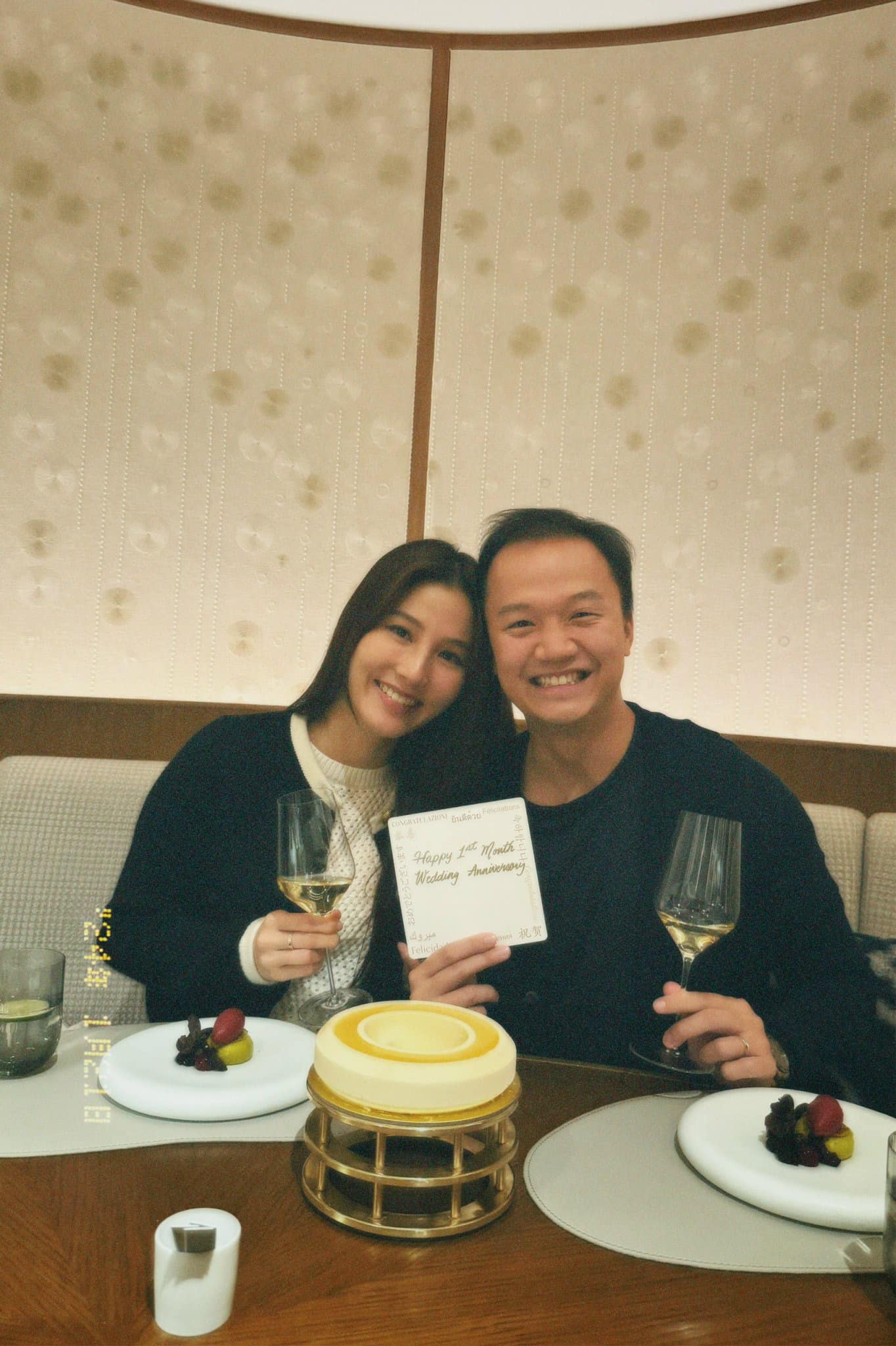 Trên trang cá nhân, Diễm My khoe ảnh cùng chồng và bạn bè đi du lịch tại Hong Kong (Trung Quốc) kèm dòng trạng thái: Tôi trân trọng những khoảnh khắc hạnh phúc bên nhau. Cảm ơn“.