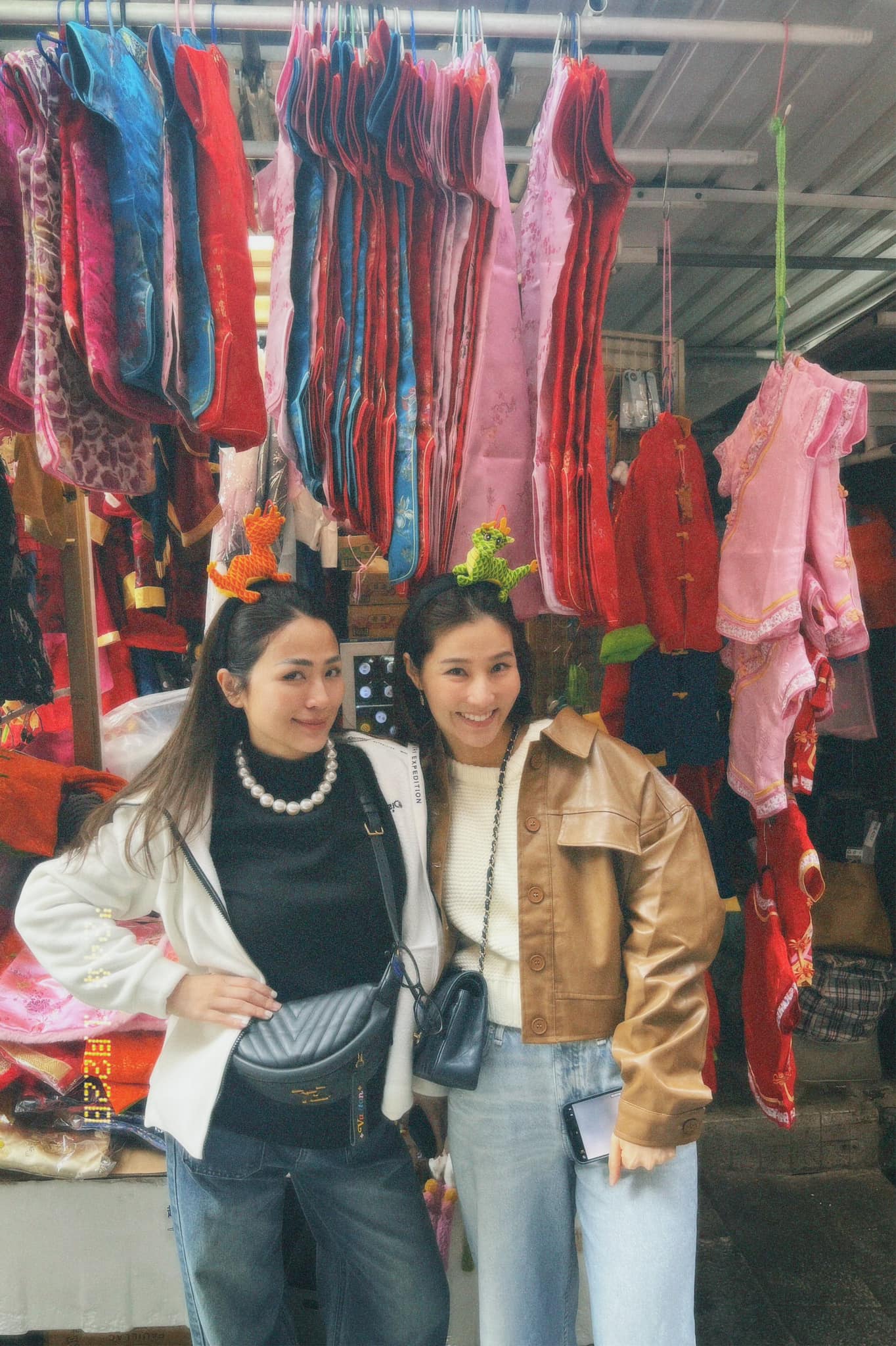 Hai bên phố là các quán bar và nhà hàng. Tuy nhiên, vẫn còn 1 đoạn phố duy trì nghề truyền thống là bán quần áo, hàng tạp hóa, văn phòng phẩm như trước đây.