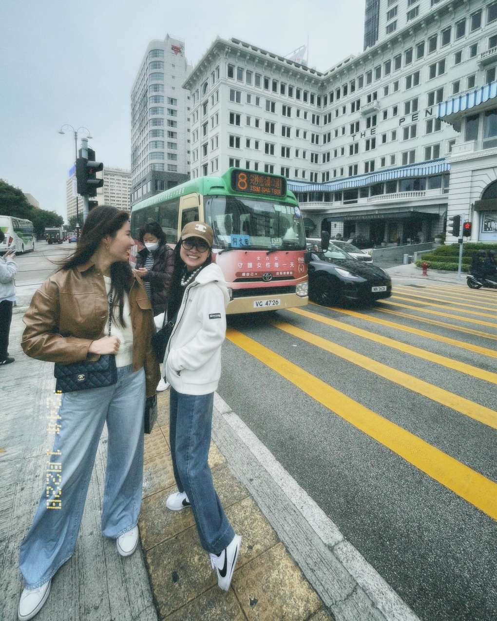 Nhóm bạn của Diễm My chụp ảnh phía trước khách sạn The Peninsula Hong Kong. Đây là khách sạn 5 sao ở khu Tsim Sha Tsui, bán đảo Cửu Long, được ví như huyền thoại trong giới khách sạn ở Hong Kong (Trung Quốc). Khách sạn được xây dựng năm 1928, mang lối kiến trúc Anh thời thuộc địa, với trang thiết bị tiện nghi, sang trọng và những căn phòng cực kỳ đắt đỏ với tầm nhìn ra vịnh Victoria.