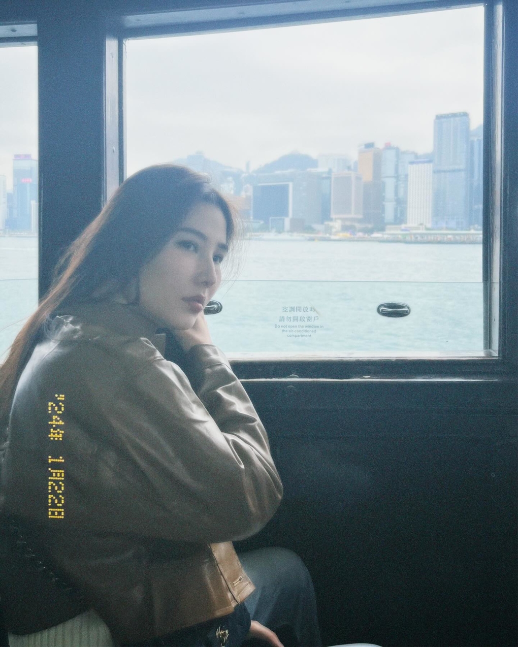 Diễm My trải nghiệm đi phà trượt qua vịnh Victoria. Đây là hoạt động thú vị khi đến Hong Kong (Trung Quốc), để du khách có thể ngắm thoải mái ngắm nhìn cảnh biển tuyệt đẹp bên đường phố sầm uất.