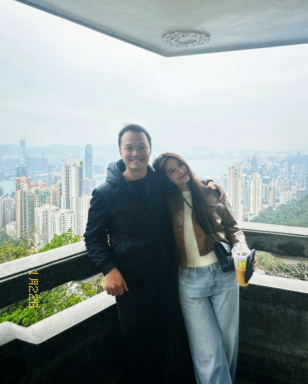 Trong thời gian ở đây, vợ chồng Diễm My cùng bạn bè ghé thăm nhiều điểm du lịch nổi tiếng như đỉnh núi Thái Bình (The Peak). Tọa lạc ở phía Đông đảo Hong Kong, đỉnh núi cao 552m trên mực nước biển, là một trong những điểm đến được du khách yêu thích để ngắm nhìn toàn cảnh từ trên cao.