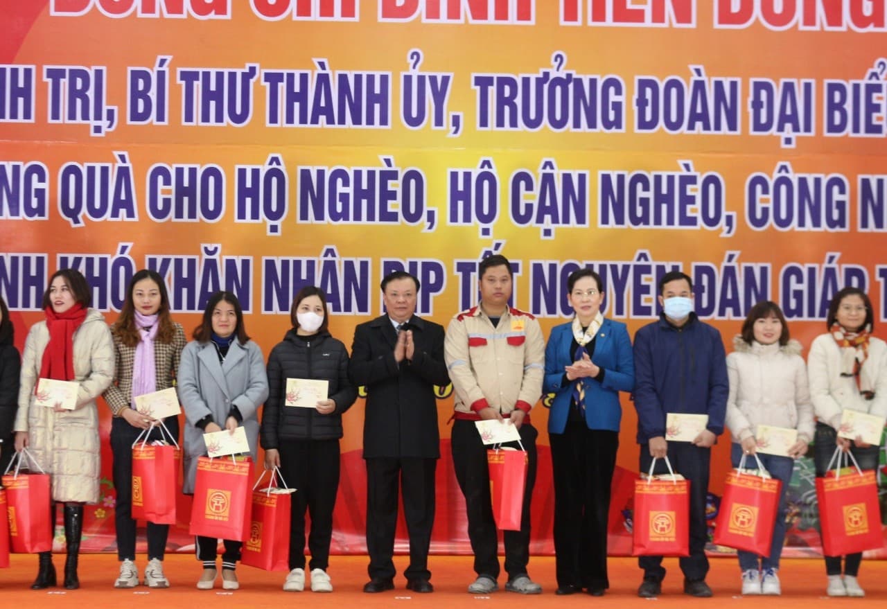 450 suất quà từ Tổng LĐLĐ Việt Nam và Thành ủy Hà Nội được trao tặng cho CNLĐ có hoàn cảnh khó khăn và hộ nghèo tại Hà Nam. Ảnh: Nguyễn Trường