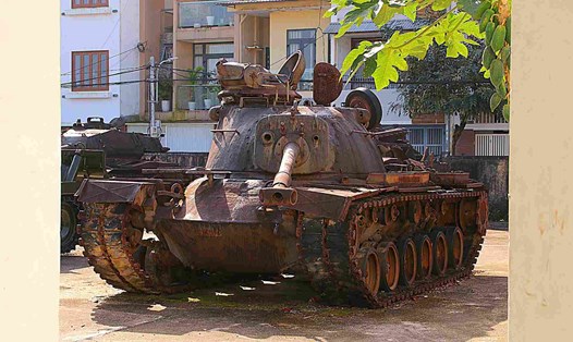 Hiện vật chiến tranh là một chiếc xe tăng đã gỉ sét, xuống cấp được trưng bài ngoài trời tại Bảo tàng Lịch sử Thừa Thiên Huế. Ảnh: Phúc Đạt.