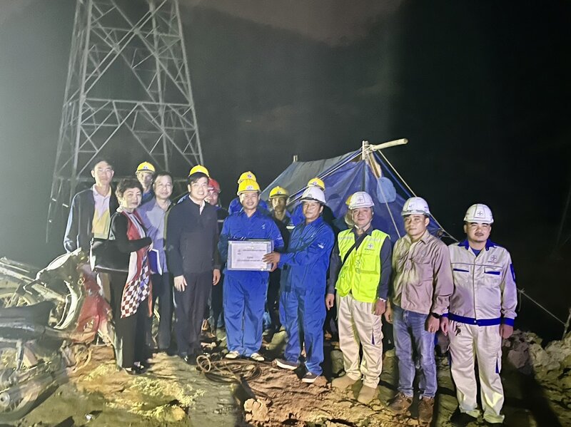 Lãnh đạo Công đoàn Điện lực Việt Nam tặng quà Tết cho người lao động. Ảnh: CĐĐLVN