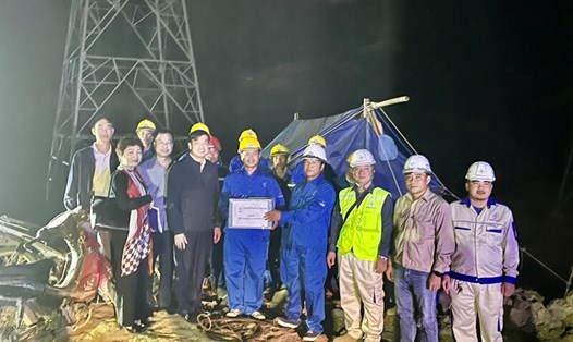 Lãnh đạo Công đoàn Điện lực Việt Nam tặng quà Tết cho người lao động. Ảnh: CĐĐLVN