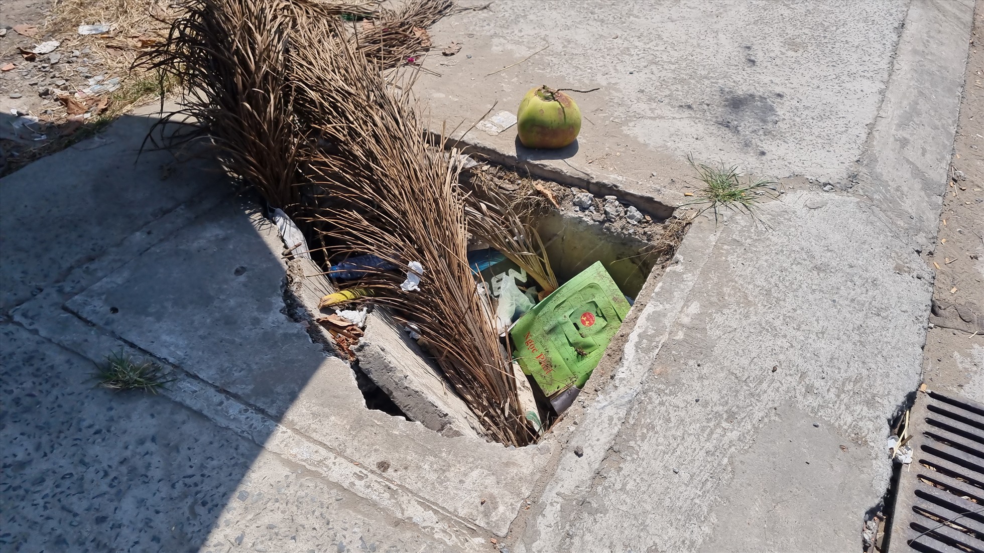 Một nắp cống trên vỉa hè thuộc Quốc lộ 53 đoạn đi qua tỉnh Vĩnh Long. Ảnh Hoàng Lộc