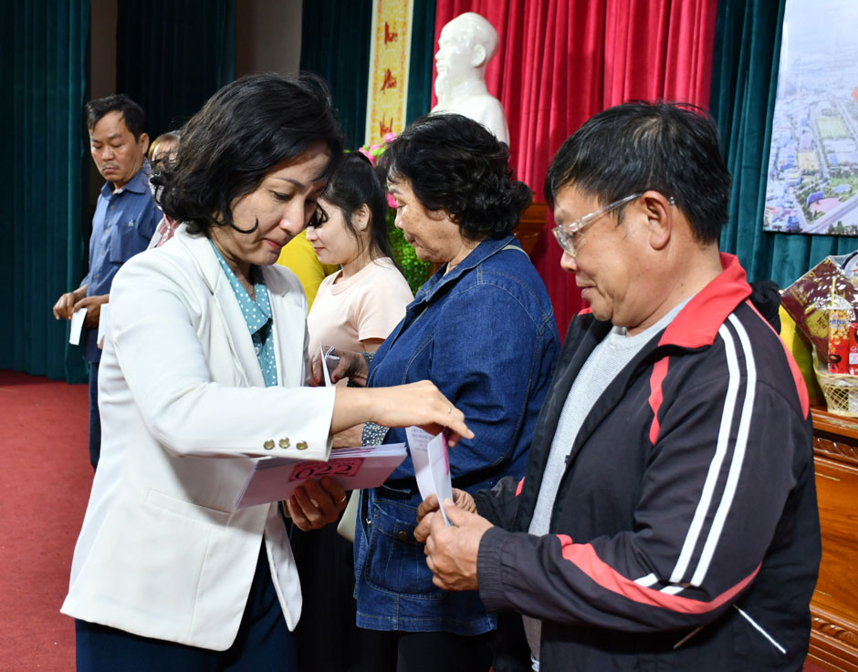 Đại diện lãnh đạo thành phố Quy Nhơn trao quà Tết cho đoàn viên công đoàn khó khăn. Ảnh: Xuân Nhàn.
