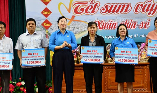 Chủ tịch LĐLĐ thành phố Quy Nhơn Phạm Thị Thanh Tùng trao biểu trưng hỗ trợ quà Tết cho các CĐCS. Ảnh: Xuân Nhàn