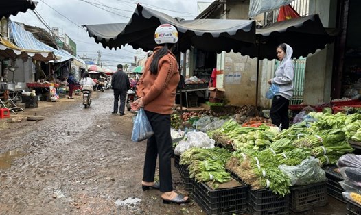 Chợ tạm, điểm kinh doanh trái phép vẫn đang còn hoạt động ở trung tâm thị trấn Pơng Drang, tỉnh Đắk Lắk. Ảnh: Bảo Trung