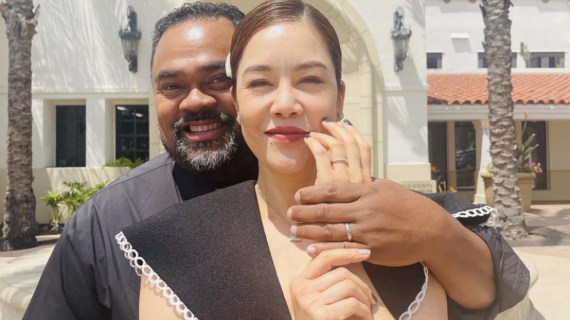 Thu Phương hạnh phúc khi được Dũng Taylor cầu hôn. Ảnh: Facebook cá nhân.