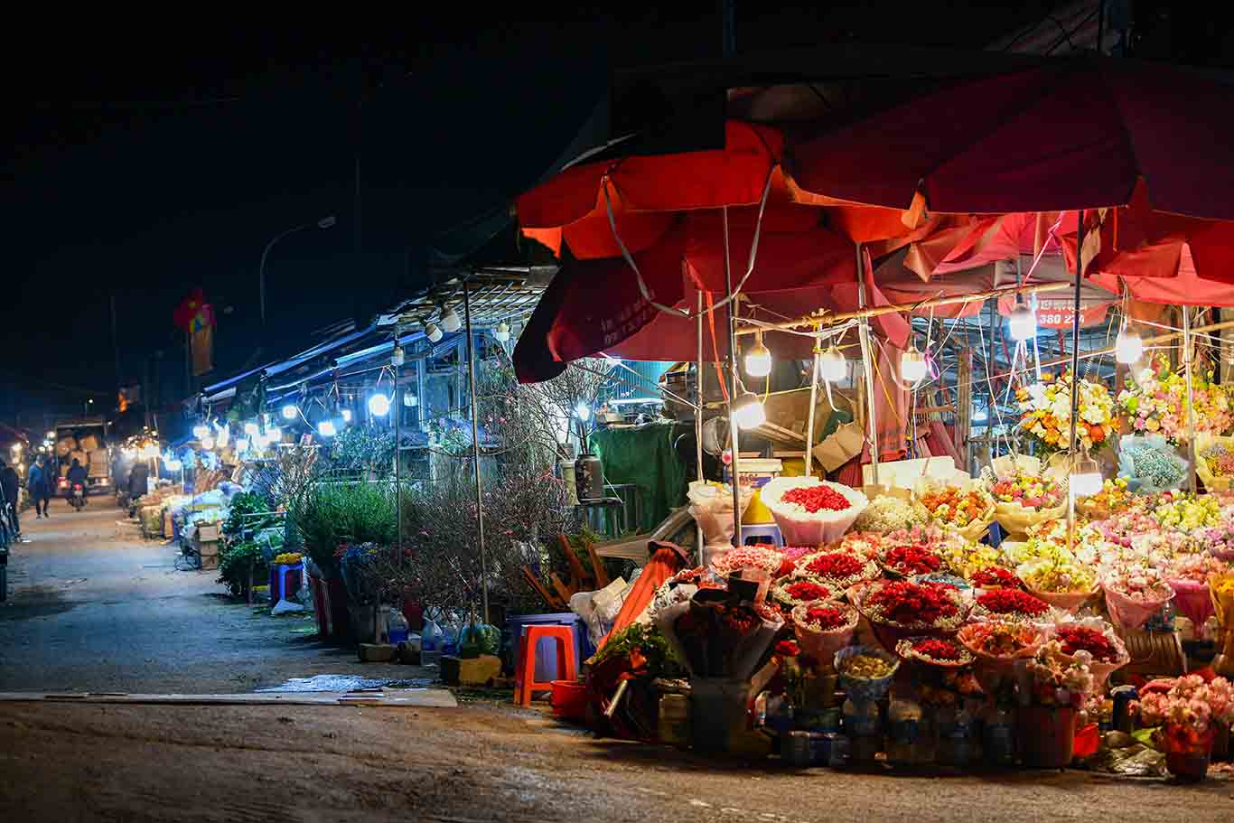 Anh Nguyễn Xuân Quỳnh, tiểu thương tại chợ cho biết, giao thông không thuận tiện, hoa ngoại nhập giá quá rẻ, tại chợ nhiều người không giám nhập thêm hàng vì không có khách.