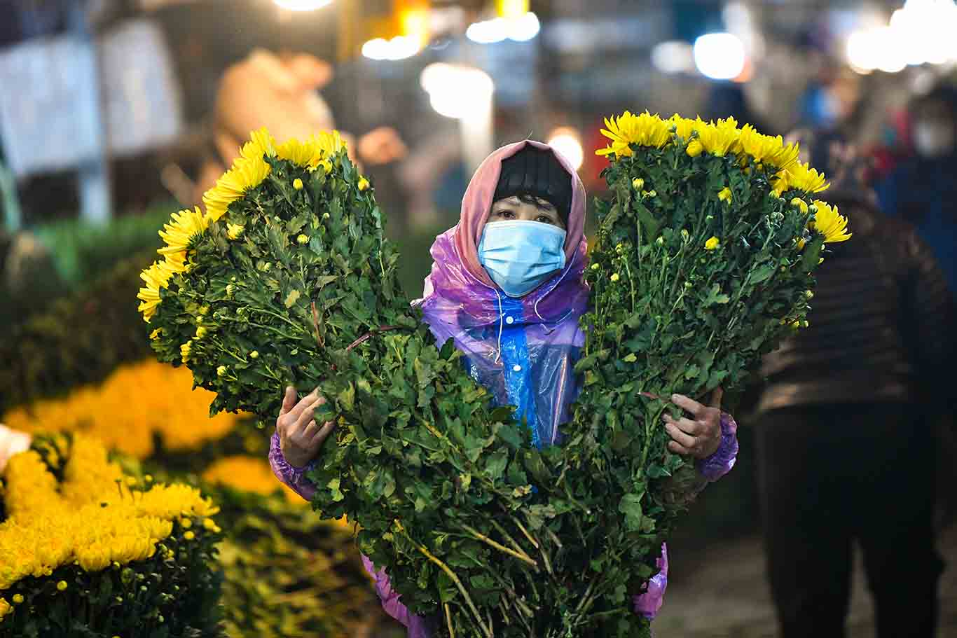 Chỉ còn hơn chục ngày nữa là tới Tết Nguyên đán, nhưng hoa đào bày bán tại chợ Quảng Bá khá thưa thớt. 