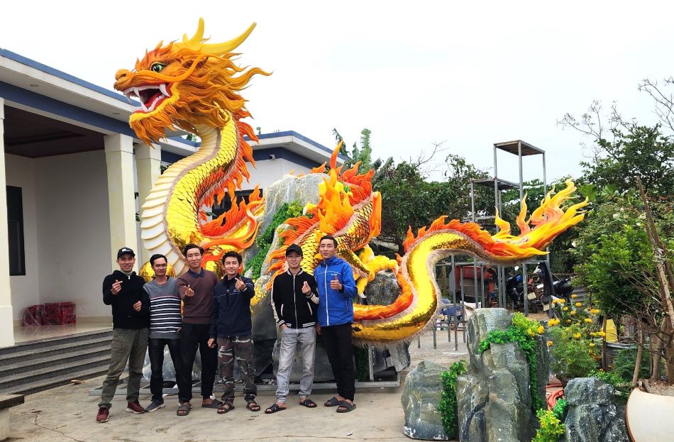 Trước đó, vào đầu tháng 9 âm lịch, thị trấn Lao Bảo đặt Đinh Văn Tâm làm linh vật. Hai bên đã thống nhất về thiết kế, rồi nhóm thợ bắt tay vào làm. Kinh phí để làm linh vật rồng được xã hội hóa. 