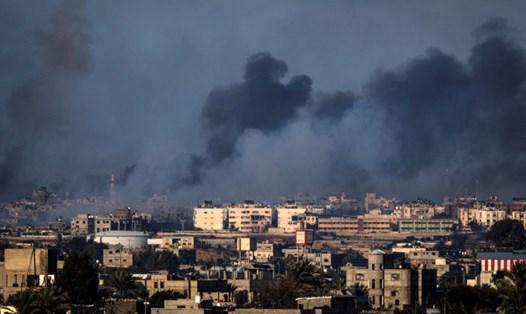 Khói bốc cao ở Rafah, phía nam Dải Gaza trong cuộc ném bom của Israel ngày 25.1. Ảnh: AFP