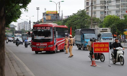 Lực lượng cảnh sát giao thông lập chốt kiểm tra đối với các phương tiện tham gia giao thông. Ảnh: Phạm Đông