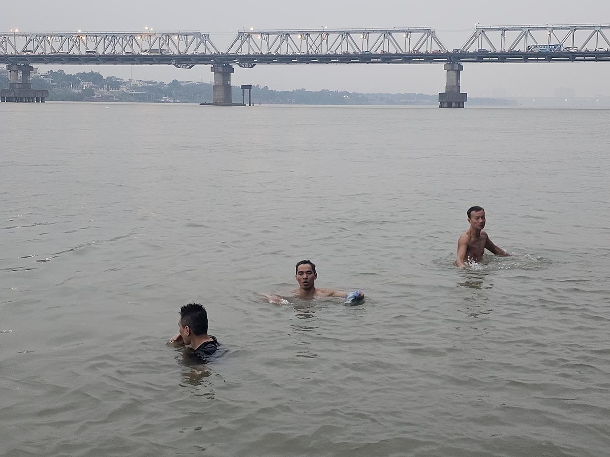 Dù nhiệt độ giảm sâu, nhiều người dân vẫn duy trì thói quen ra sông Hồng, đoạn chân cầu Long Biên (Hà Nội) để tắm. Dù nhiệt độ giảm sâu, nhiều người dân vẫn duy trì thói quen ra sông Hồng, đoạn chân cầu Long Biên (Hà Nội) để tắm.
