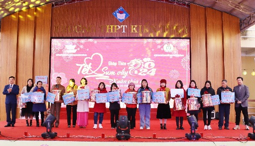 Lãnh đạo LĐLĐ TP Hải Phòng tặng quà tết cho nhà giáo, người lao động. Ảnh: Đại An