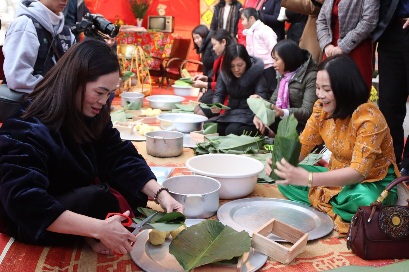 Tham dự gói bánh chưng tại chương trình. Ảnh: Đại An.