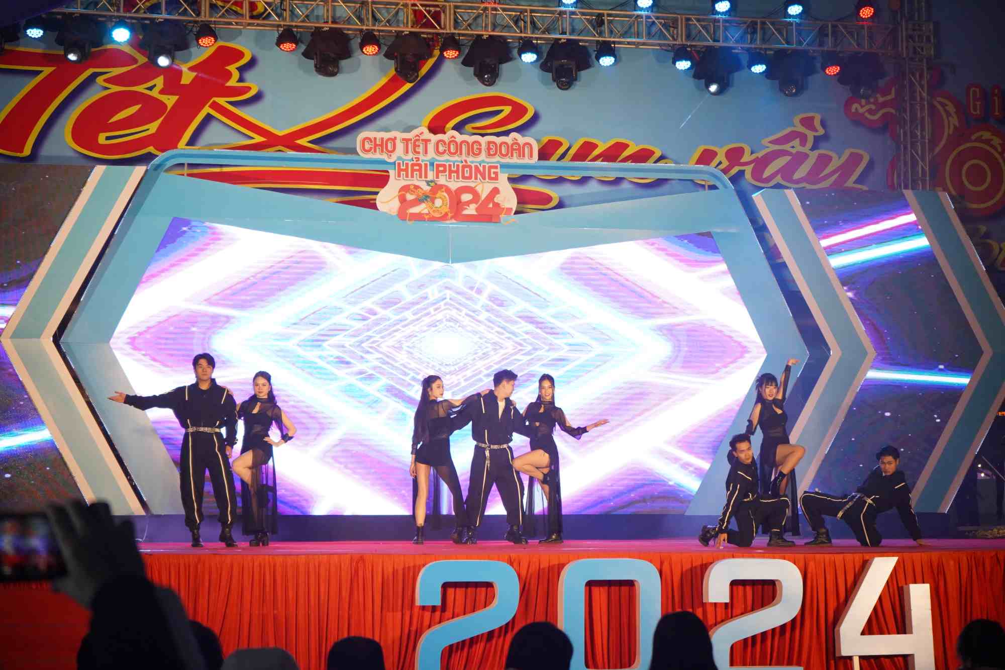 Tiết mục nhảy hiện đại Khúc nhạc vui mở màn chương trình. Ảnh: Mai Dung